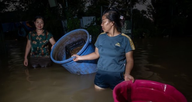 Hà Nội: Ngập cục bộ ngay trong đêm, người dân 'trắng đêm' di dời tài sản